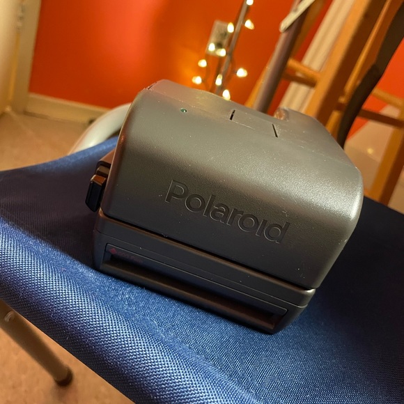 I have 2 Polaroid cameras available - Picture 3 of 4